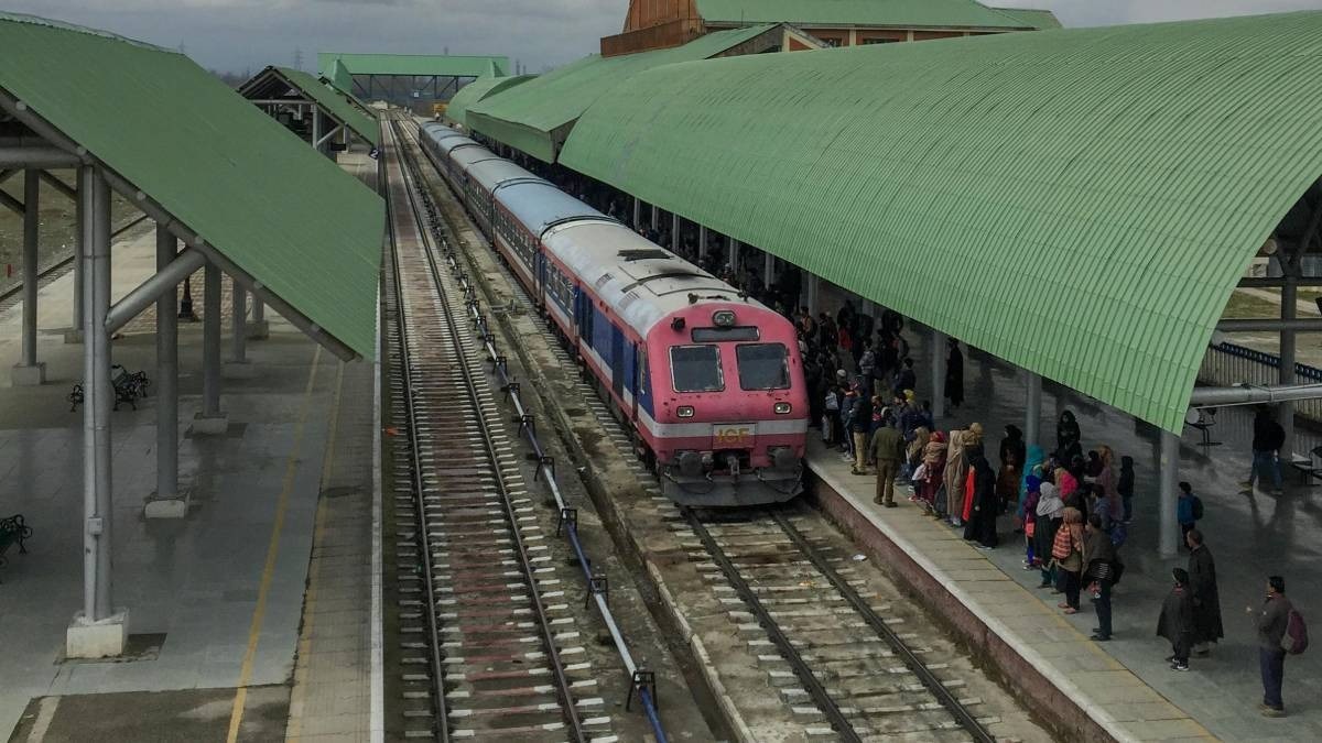 जम्मू-कश्मीर के बागवानों के लिए खुशखबरी! रेलवे ने दिल्ली के लिए पार्सल ट्रेन चलाने की घोषणा की जम्मू-कश्मीर के बागवानों के लिए खुशखबरी! रेलवे ने दिल्ली के लिए पार्सल ट्रेन चलाने की घोषणा की