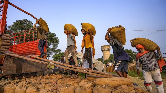 पंजाब से निकाले जा रहे प्रवासी मजदूर