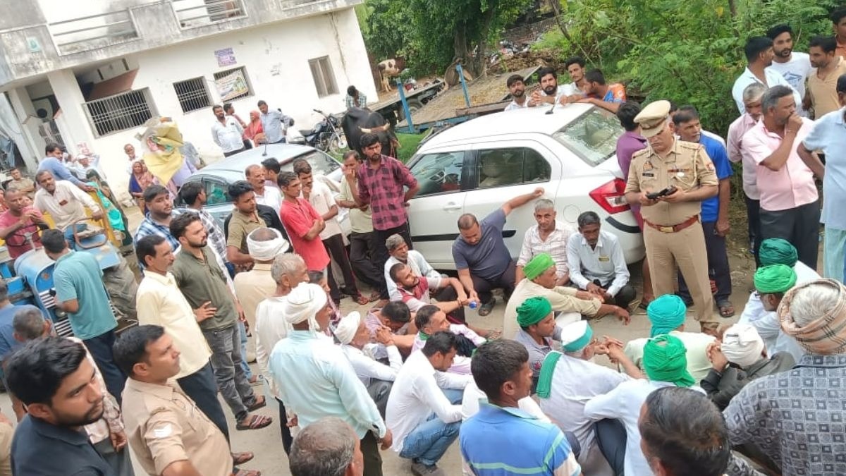 बिजनौर में खेत में करंट लगने से किसान की मौत, किसानों ने हाईवे पर शव रखकर लगाया जाम