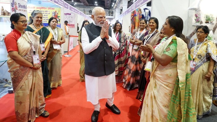 यूपी इंटरनेशनल ट्रेड शो में पीएम मोदी ने स्वयं सहायता समूह की महिलाओं से की मुलाकात