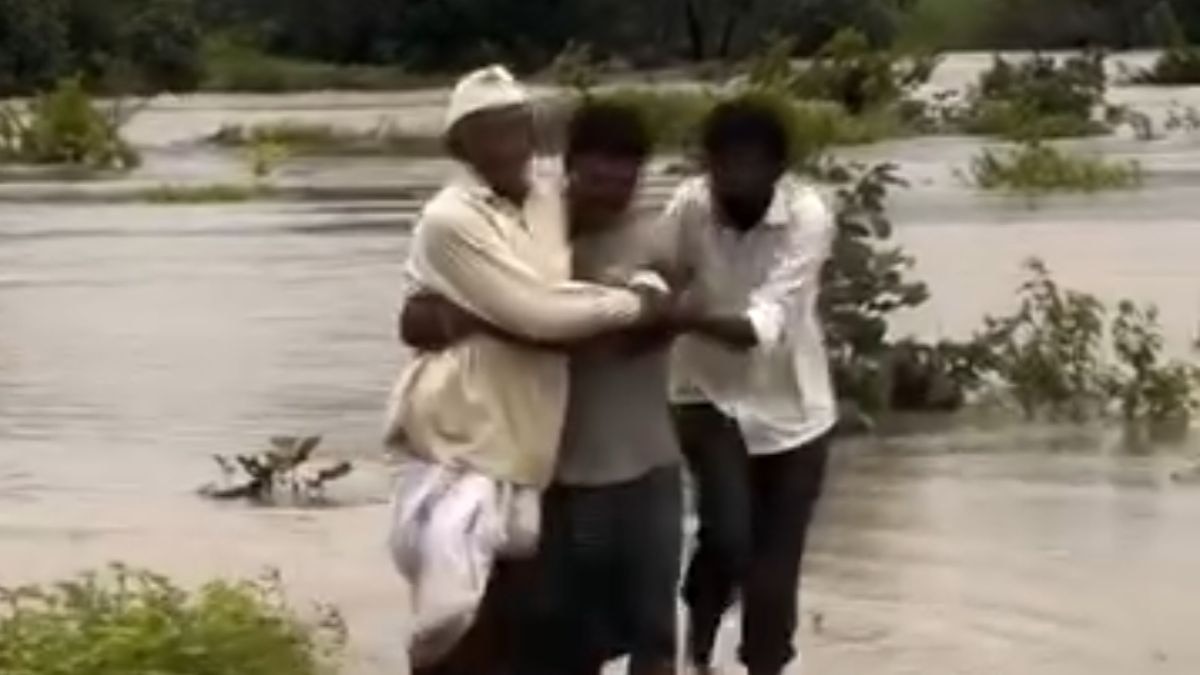 फसल हुई बर्बाद तो किसान ने की आत्महत्या की कोशिश. (Photo: Screengrab)