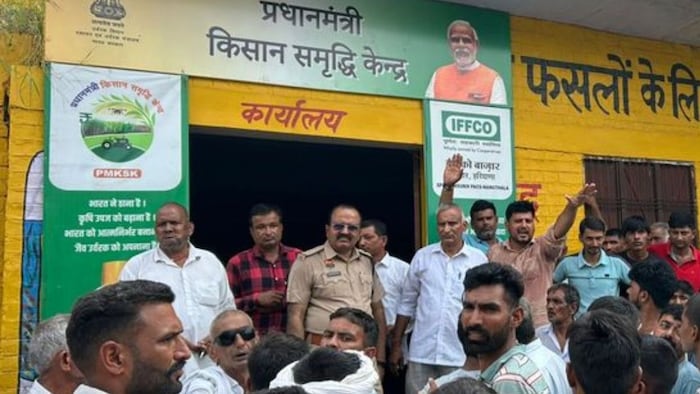 खाद मांगने पर मिली लाठी