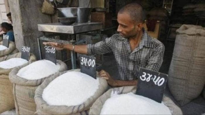 चीनी मिलों ने तय कोटा से करीब 40 फीसदी अधिक बिक्री की है. (सांकेतिक तस्वीर)