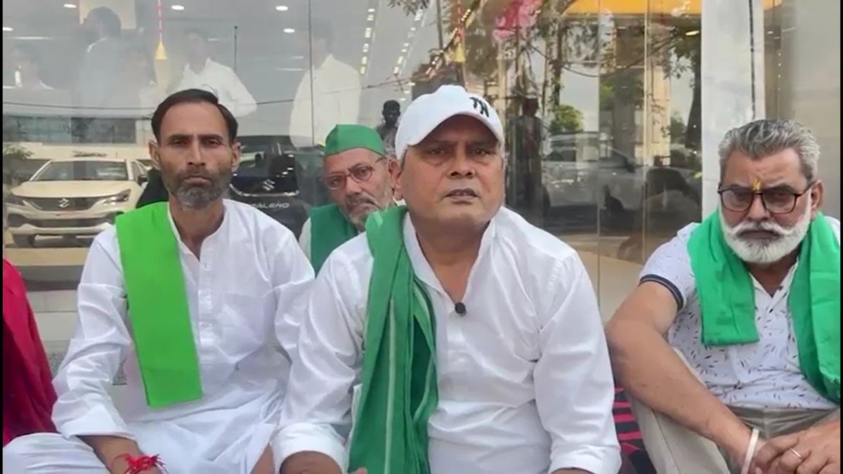 कार डिलीवरी को लेकर विरोध प्रदर्शन