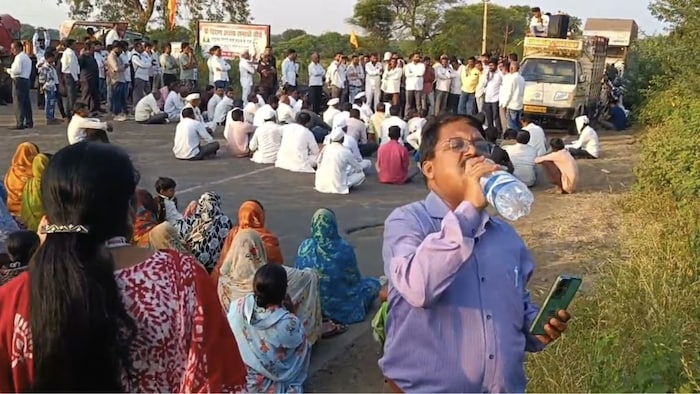 जालना के देवमूर्ति गांव में किसान प्रदर्शन