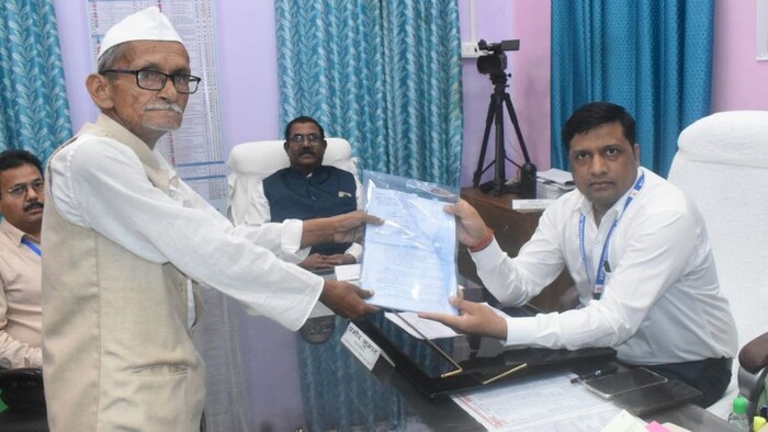 72 साल के किसान ने भरा नामांकन