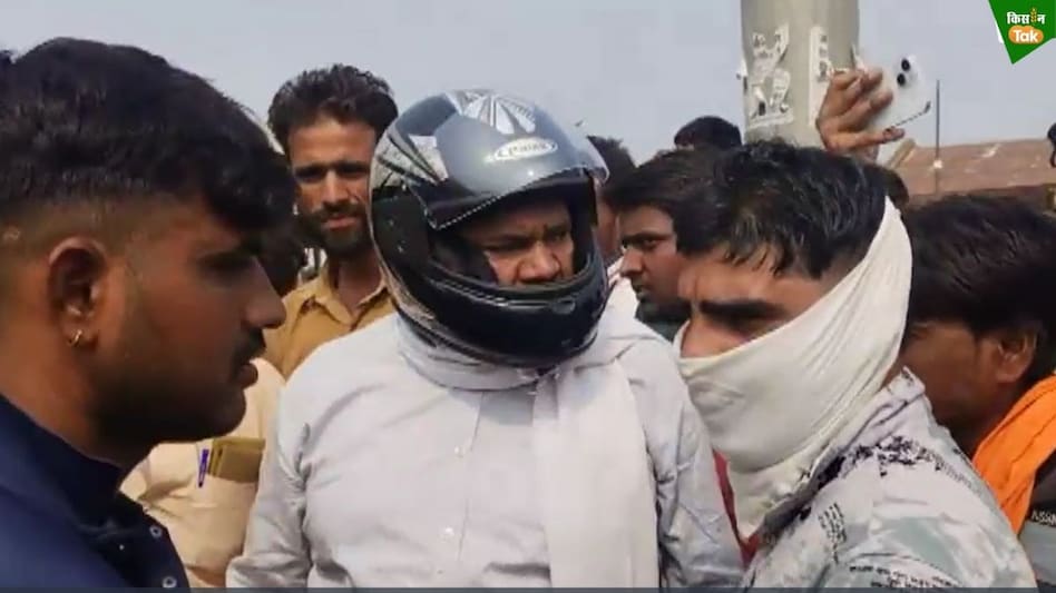 शिवपुरी: सरकारी खाद गोदाम पर किसान बनकर पहुंचे पोहरी विधायक, हेलमेट पहनकर लाइन में लगे शिवपुरी: सरकारी खाद गोदाम पर किसान बनकर पहुंचे पोहरी विधायक, हेलमेट पहनकर लाइन में लगे