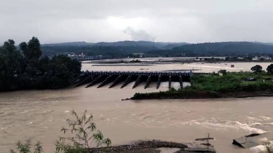 केरल में पिछले दो दिन से भारी बारिश जारी, 'रेड अलर्ट' पर पहुंच रहा कई बांधों का जलस्तर केरल में पिछले दो दिन से भारी बारिश जारी, 'रेड अलर्ट' पर पहुंच रहा कई बांधों का जलस्तर