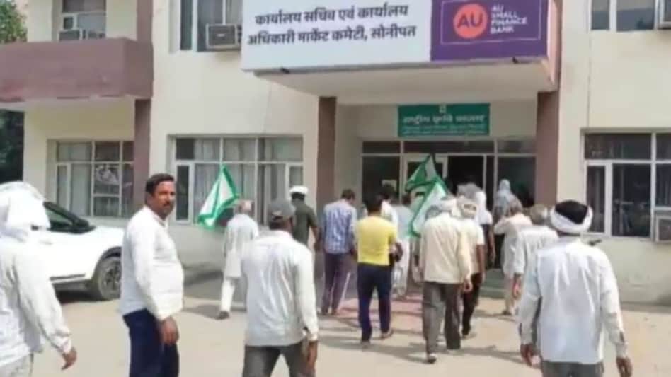 सोनीपत में धान के MSP को लेकर किसानों का हल्ला बोल, अभिमन्यु कोहाड़ ने कटौती का उठाया मुद्दा सोनीपत में धान के MSP को लेकर किसानों का हल्ला बोल, अभिमन्यु कोहाड़ ने कटौती का उठाया मुद्दा