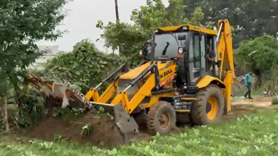 संभल में 28 करोड़ की सरकारी जमीन पर प्रशासन का बुलडोजर एक्शन, 20 साल से हो रही थी खेती संभल में 28 करोड़ की सरकारी जमीन पर प्रशासन का बुलडोजर एक्शन, 20 साल से हो रही थी खेती