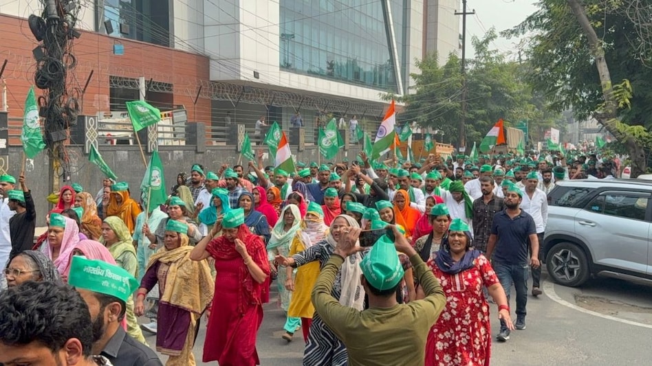 Noida Farmer Protest: नोएडा प्राधिकरण को किसानों ने घेरा, जानें पूरा मामला Noida Farmer Protest: नोएडा प्राधिकरण को किसानों ने घेरा, जानें पूरा मामला