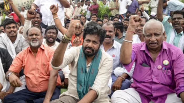 नागपुर हाईवे पर बैठे हजारों किसान