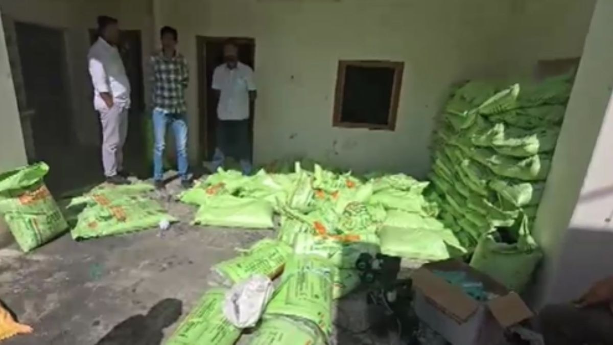 नकली डीएपी की मिनी फैक्ट्री पर छापा