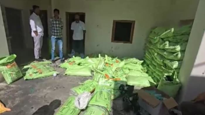 नकली डीएपी की मिनी फैक्ट्री पर छापा