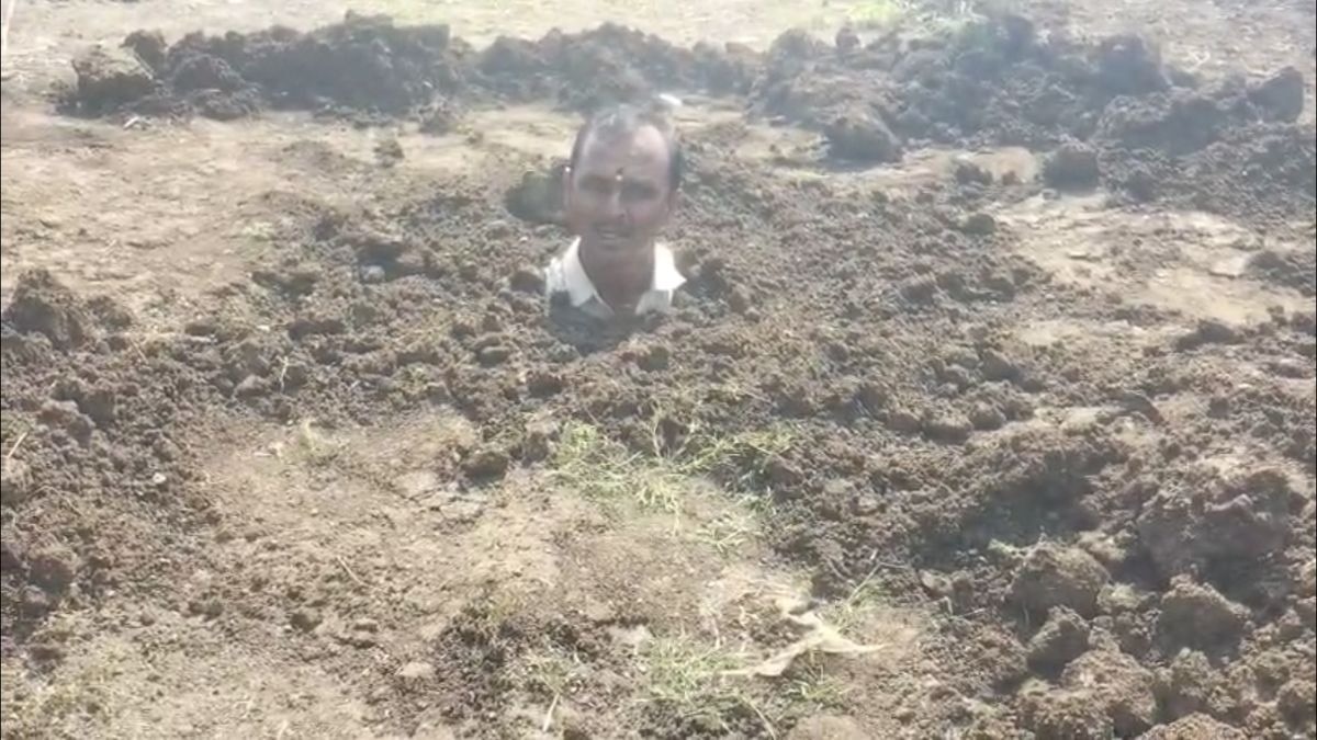 खुद को जमीन में गाड़कर किसान ने किया विरोध
