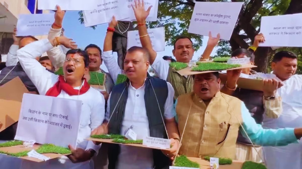 MP विधानसभा के बाहर विपक्ष का भारी हंगामा, हाथों में खेत का मॉडल और चिड़िया के पुतले लेकर पहुंचे