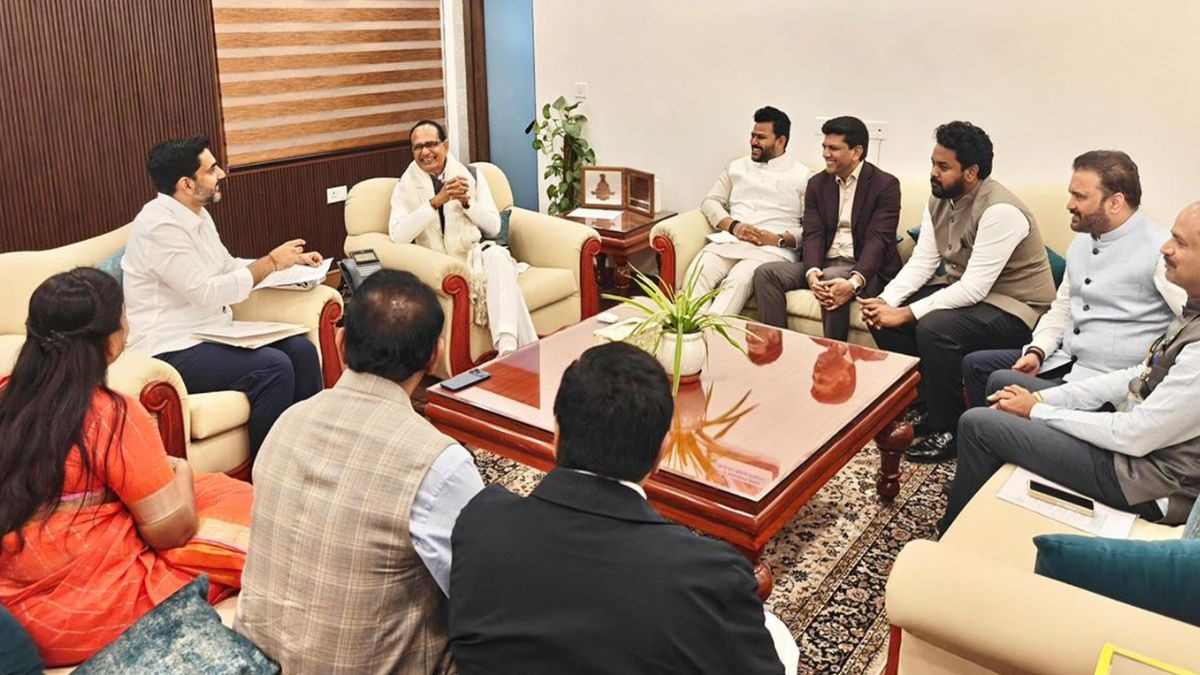 Shivraj Meeting Montha Crop Loss Andhra Pradesh