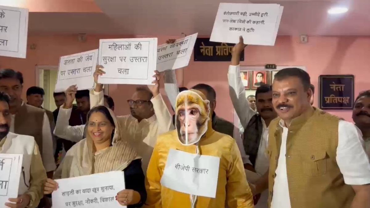 विधानसभा में बंदर बनकर पहुंचे विधायक