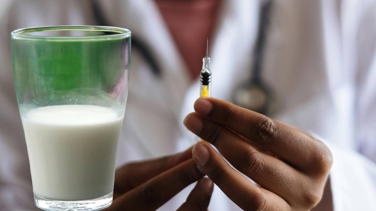 Rabies: गाय की मौत से फैली दहशत, प्रसाद खाकर पूरे गांव में रेबीज वैक्सीन के लिए उमड़ी भीड़