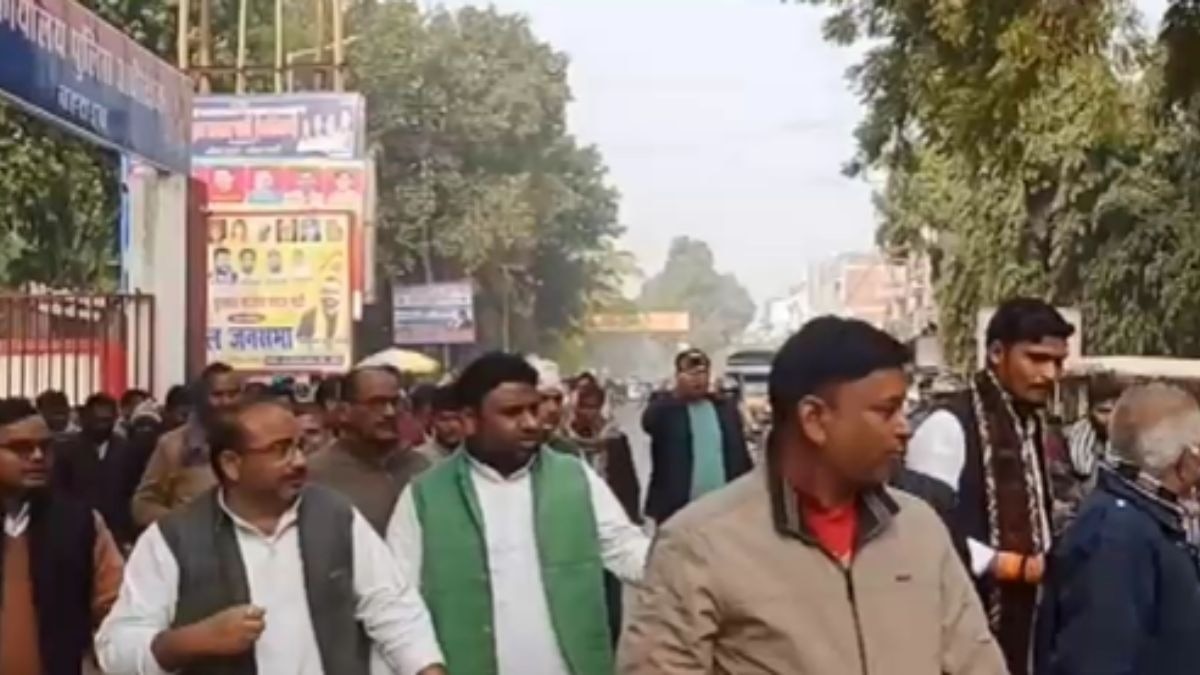 खाद मांगने पर मिली गाली