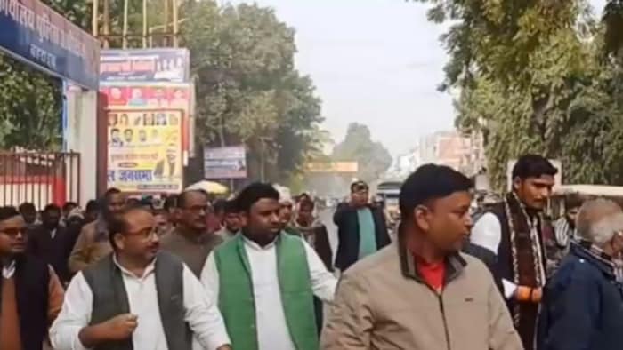 खाद मांगने पर मिली गाली