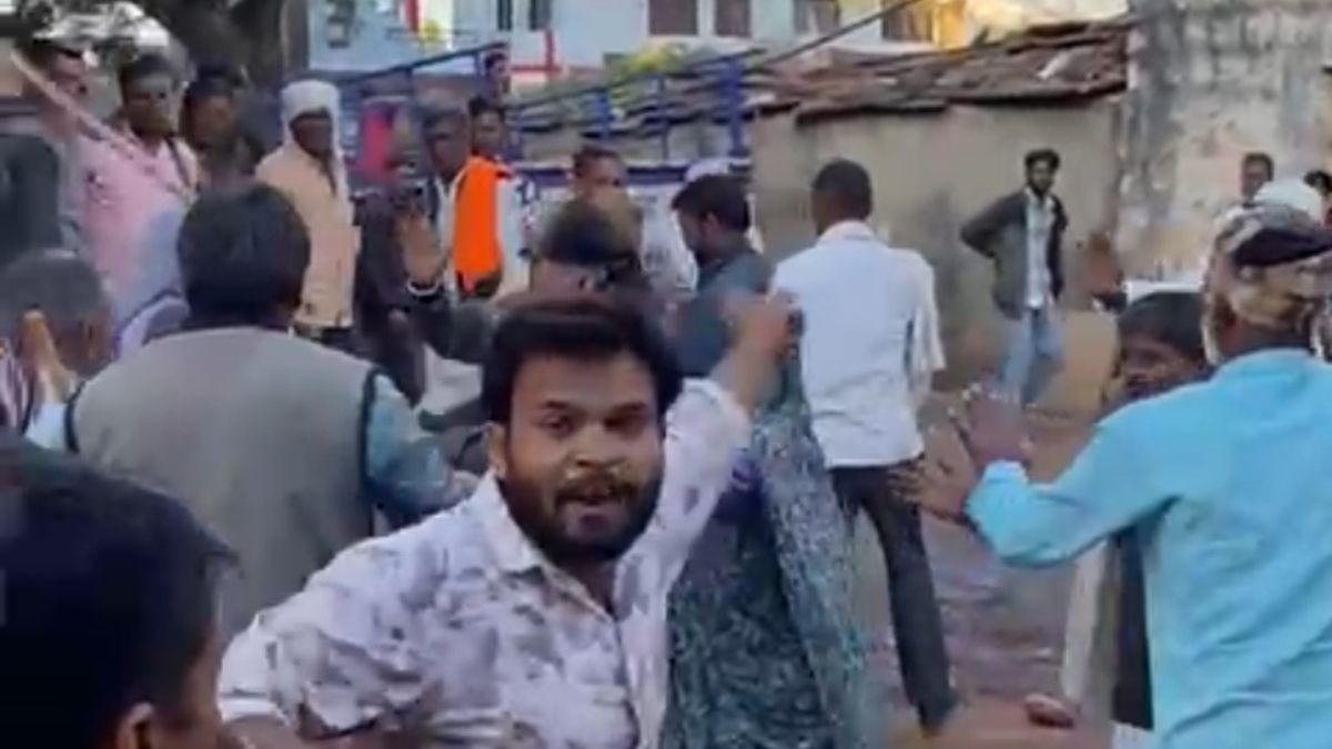 BJP नेता ने गांव में मचाई दहशत