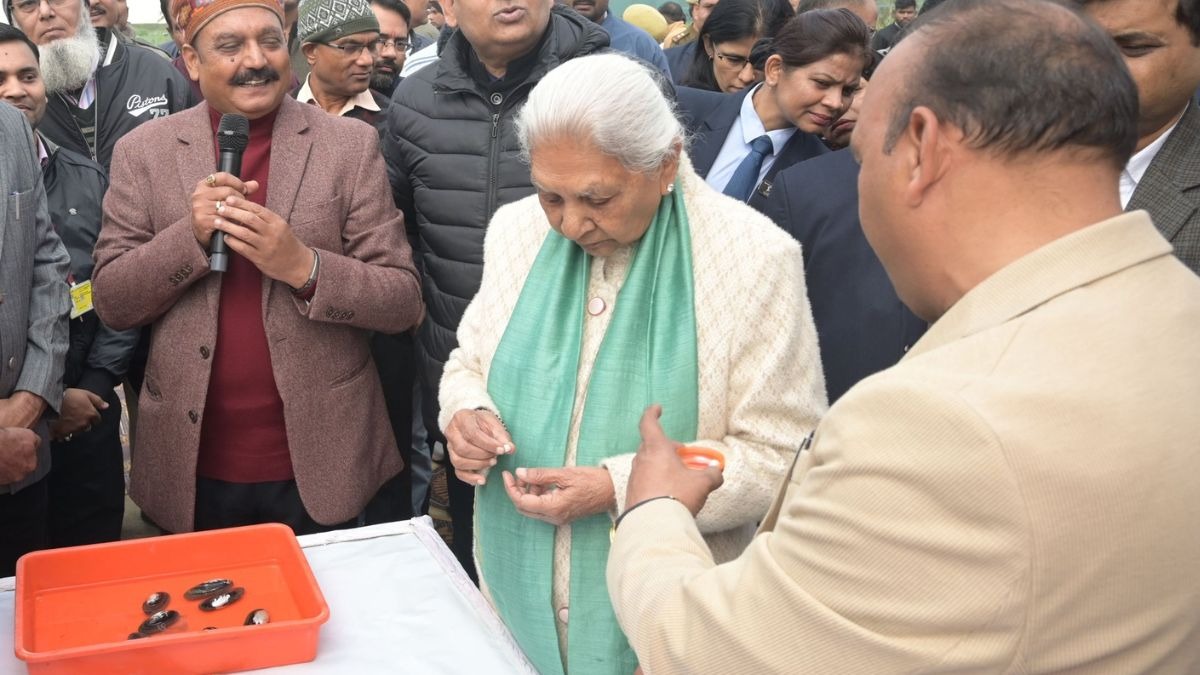 Kisan Diwas 2025: यूपी गवर्नर ने मोती पालन प्रोजेक्‍ट की शुरुआत की, डेढ़ साल में लखपति बन सकते हैं किसान