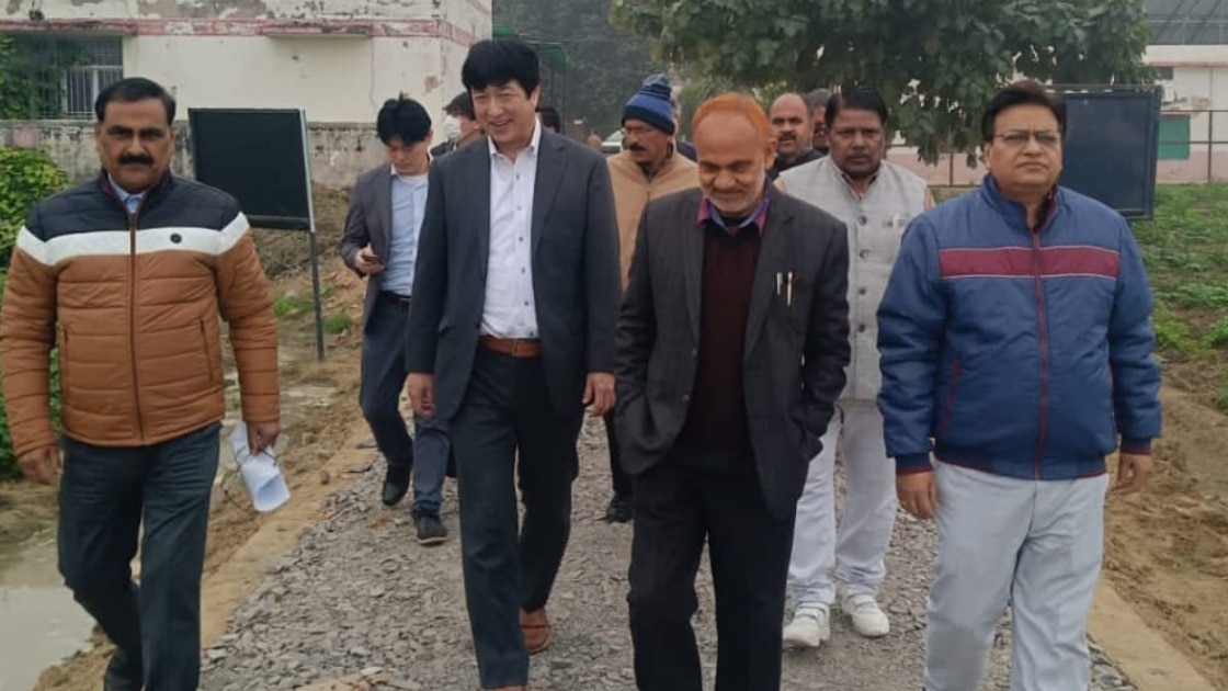 जापान के अधिकारी और साथ में सीएएस के कुलपति डॉ. आनंद कुमार सिंह