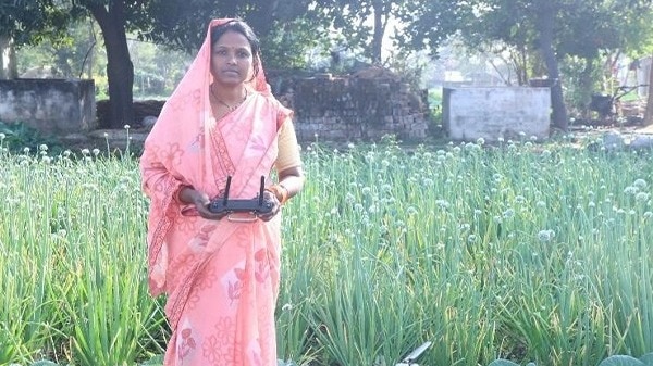 Success story: आत्मनिर्भरता की नई मिसाल, जानिए सीधी की मनीषा का चूल्हे-चौके से लेकर ड्रोन उड़ाने तक का सफर