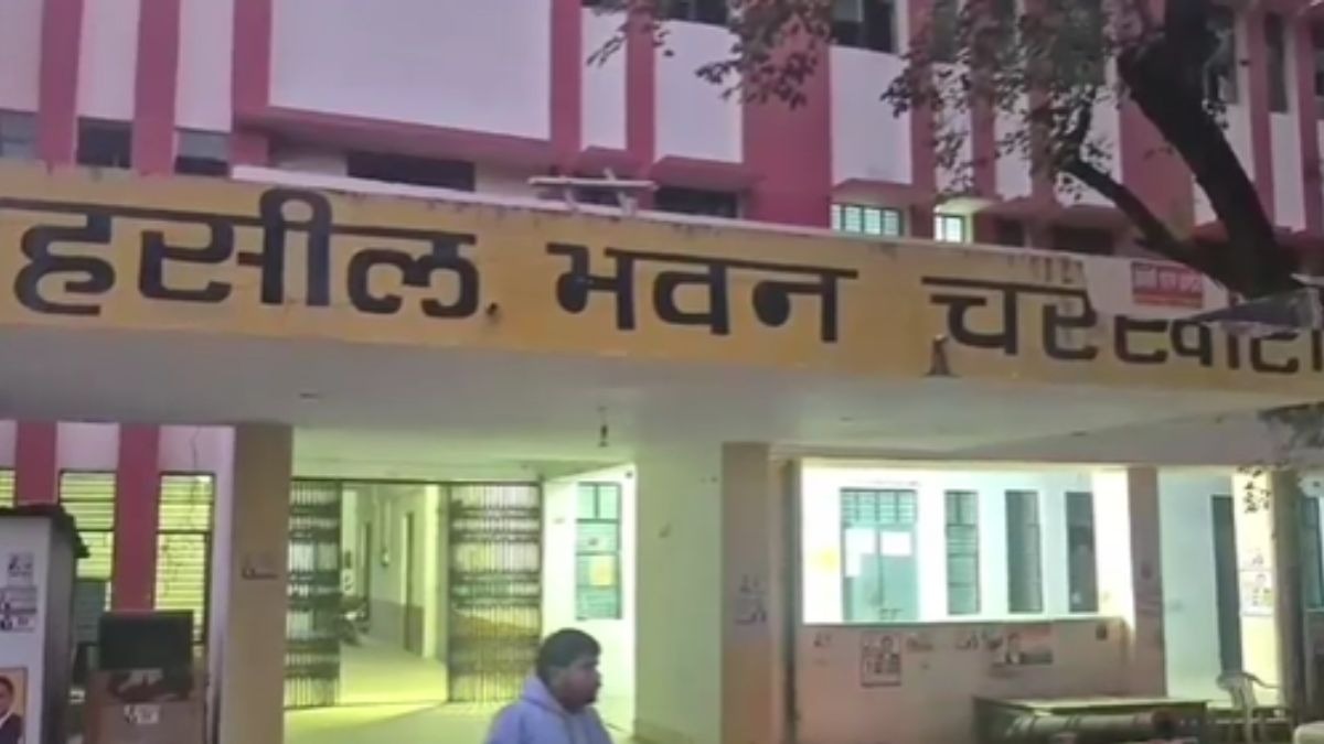मुआवजा मांगा तो किसान पर भड़का लेखपाल, बोला 'ट्रक के नीचे आ जाओ'