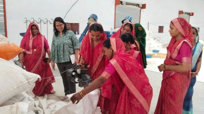 हाई क्वॉलिटी चारा बनाकर आत्मनिर्भर बन रहीं महिलाएं