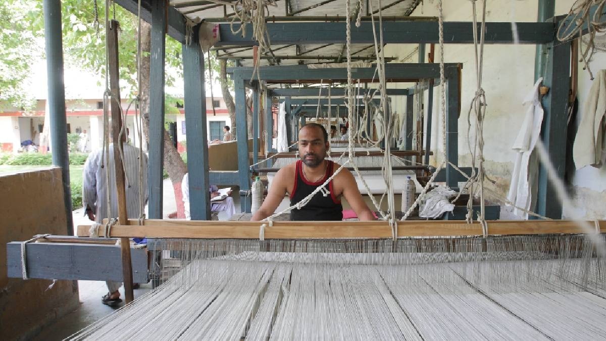 अब जेल के बंदियों के हुनर को मिलेगा बाजार, खादी मॉल में बिकेंगे ‘मुक्ति’ ब्रांड के उत्पाद