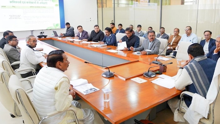 MP CM Confrence with officers