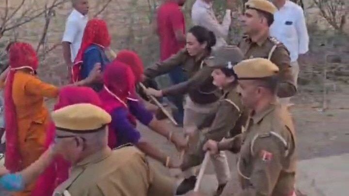 बाड़मेर में ट्रांसमिशन लाइन मुआवजे को लेकर किसानों का उग्र प्रदर्शन, महिला किसानों की पुलिस से झड़प