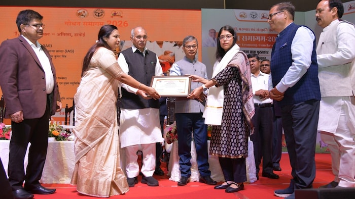 मंत्री धर्मपाल सिंह ने 49 दुग्ध उत्पादकों को किया नंदबाबा पुरस्कार से सम्मानित