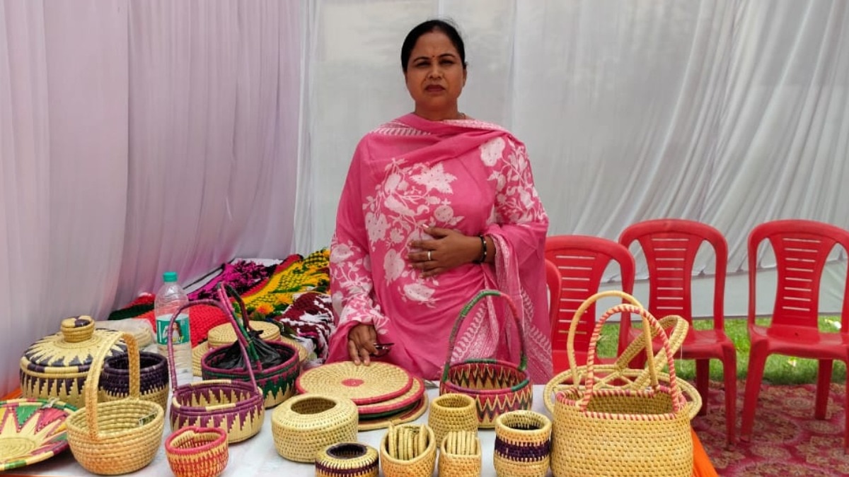 मूंज शिल्प ने बदली सुल्तानपुर की बेटी रजनी बाला की दुनिया, पढ़ें मेहनत और जूनून की कहानी  