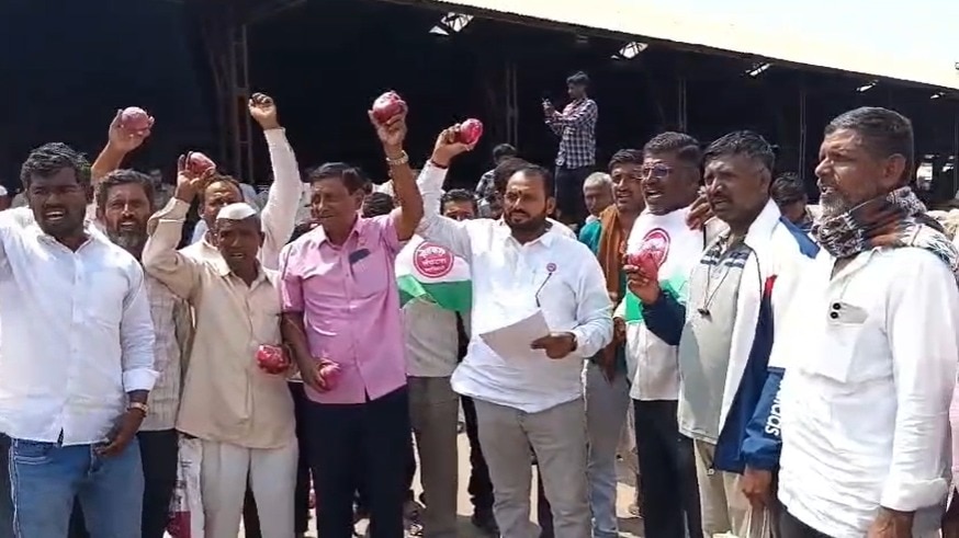 Onion farmers protest Maharashtra