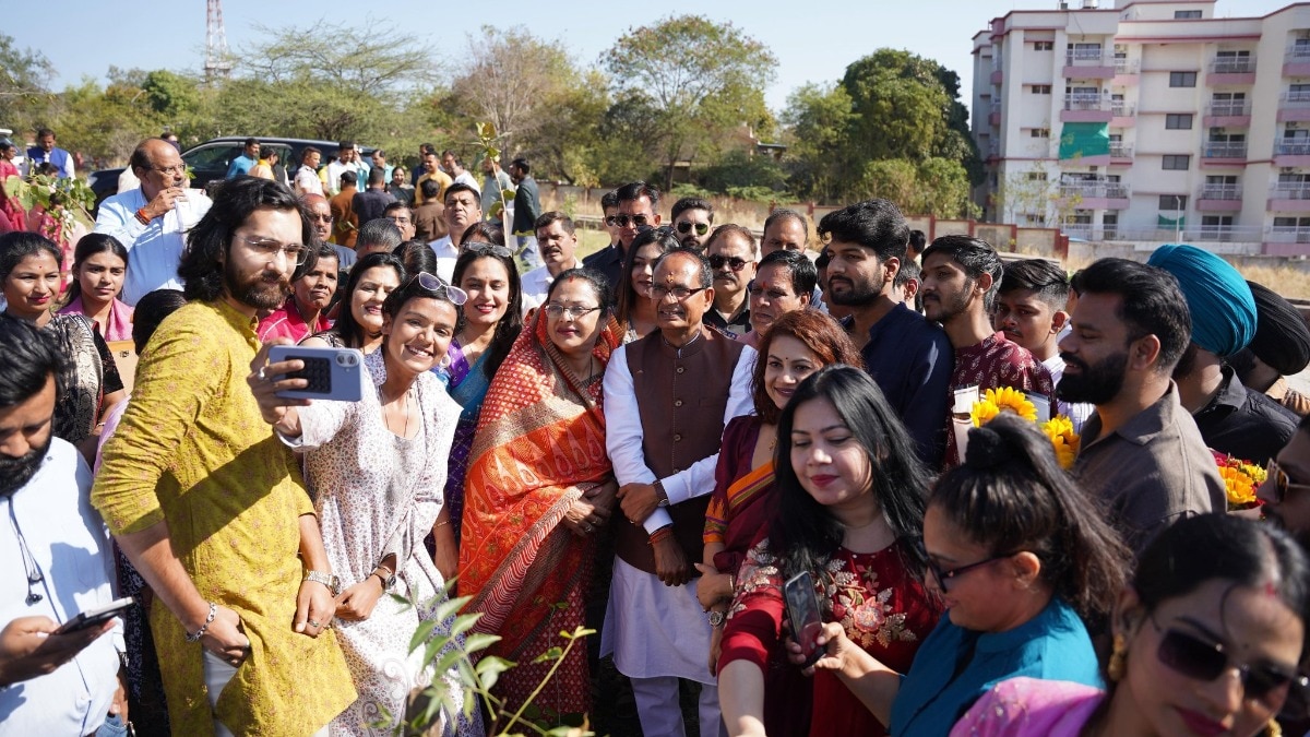 शिवराज सिंह चौहान का अनोखा जन्मदिन, दिव्यांगों के पैर धोकर भेंट की बैटरी ट्राई साइकिल 