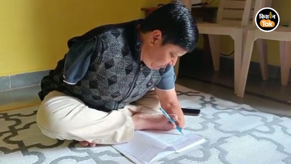 पैरों से लिखने वाली आंगनवाड़ी सुपरवाइजर की प्रेरक कहानी