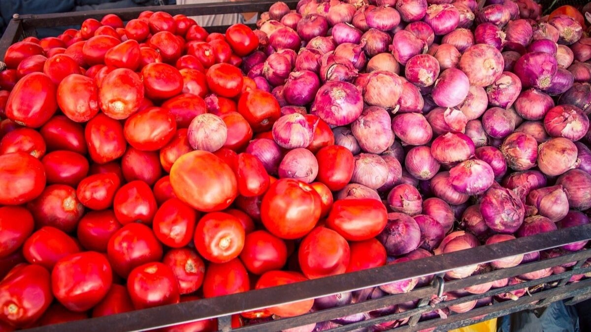 प्याज और टमाटर की बढ़ी कीमतें