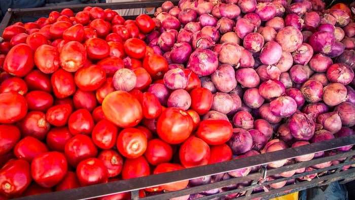 प्याज और टमाटर की बढ़ी कीमतें