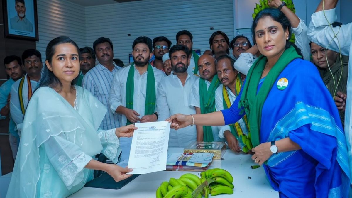 केला किसानों के समर्थन में अनोखा प्रदर्शन