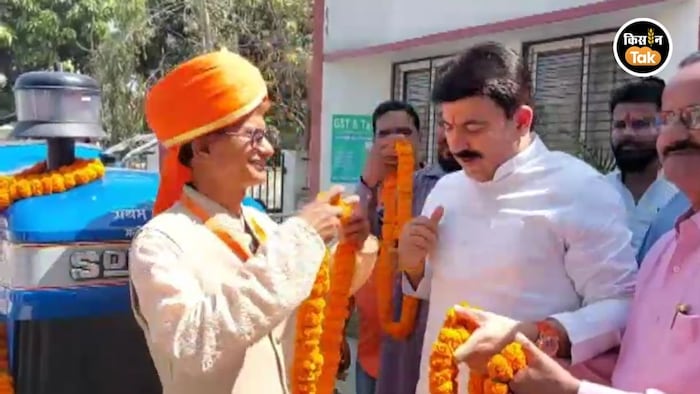 किसानों को लॉटरी से मिल रहे ट्रैक्टर और गिफ्ट