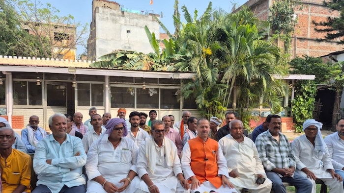 मुआवजे की मांग को लेकर किसानों का प्रदर्शन