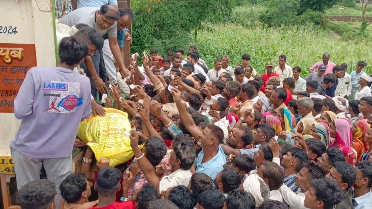 खाद वितरण केंद्र पर किसानों ने किया हंगामा (सांकेतिक फोटो)