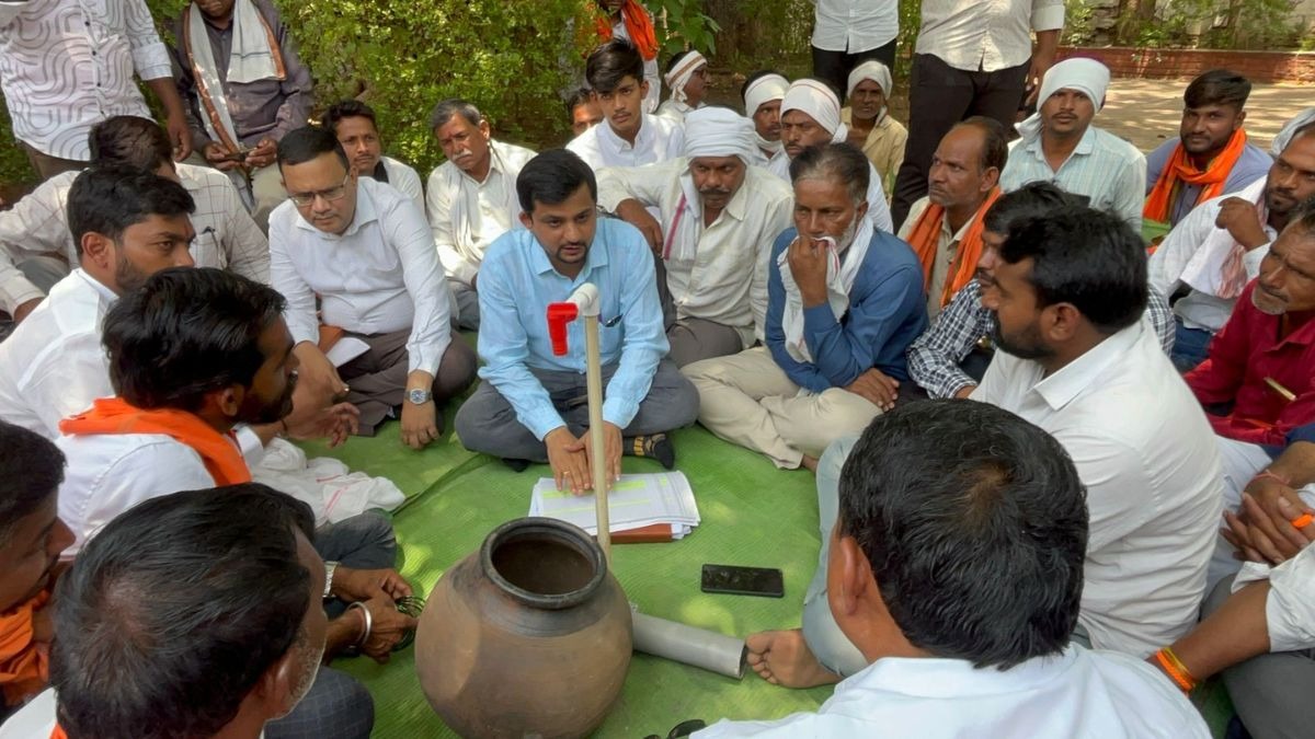 Water Crisis: अकोला में पानी को तरस रहे लोग, नल-घड़े और चूड़ियों से ऐसे जताया विरोध