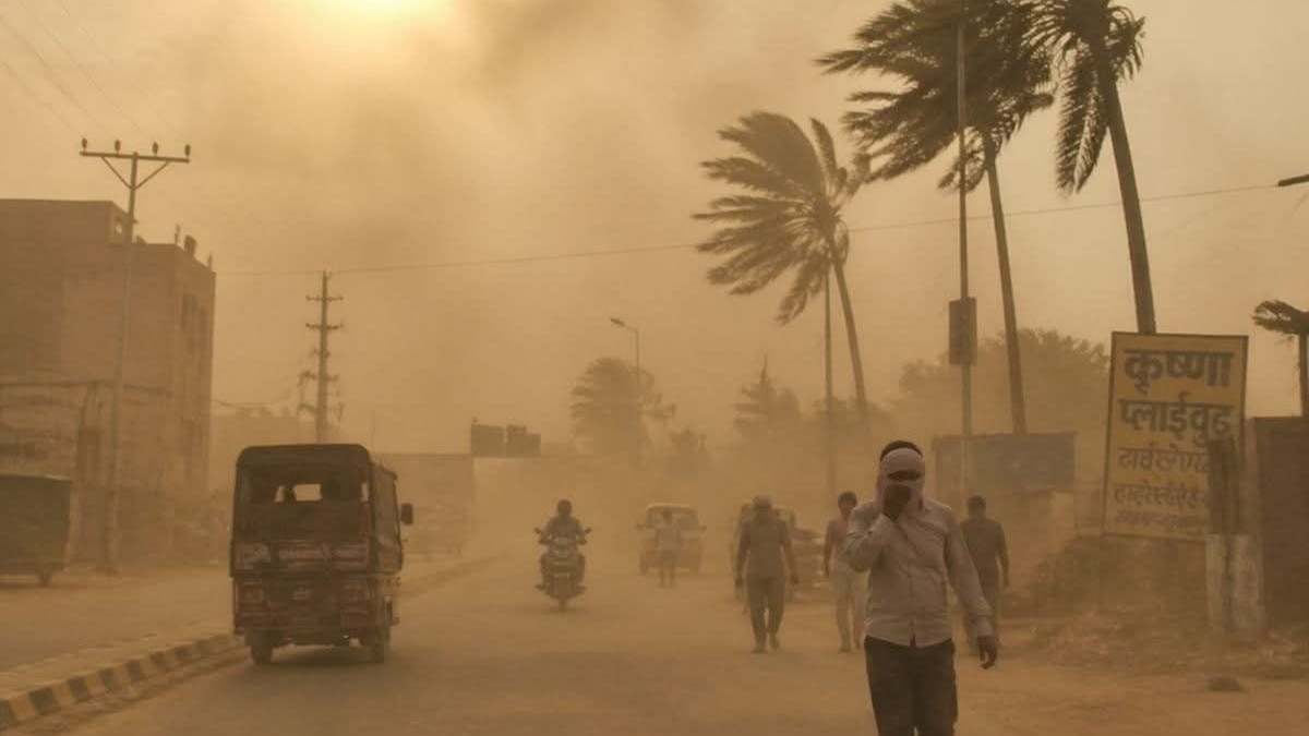up weather today may 21 imd issued severe heatwave red alert in banda and other districts of uttar pradeshउत्तर प्रदेश के अधिकांश जिलों में आसमान से आग बरस रही है