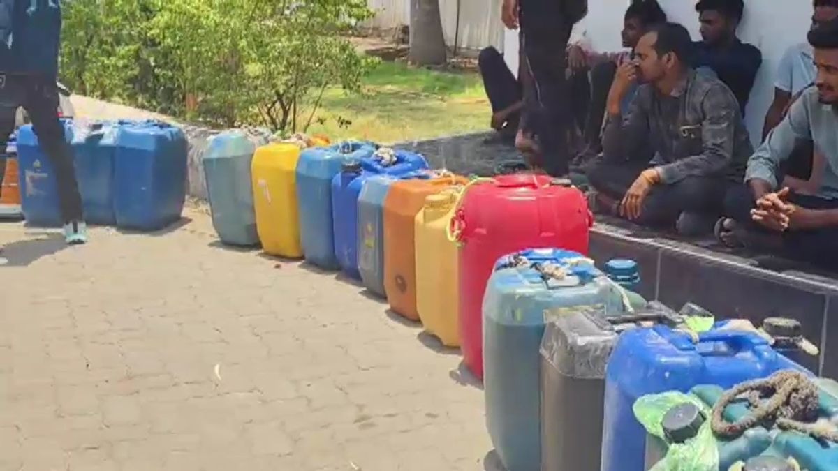 लंबी लाइनों में लगे किसान