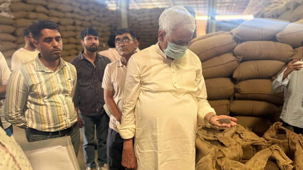 कृषि मंत्री का छापा: 50 करोड़ की नकली मूंगफली बीज की खेप पकड़ी, फर्जीवाड़े का बड़ा खुलासा