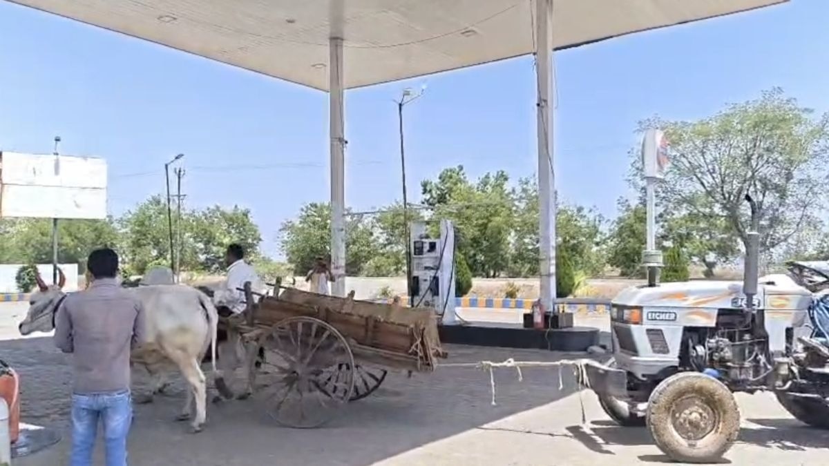 बैलगाड़ी से ट्रैक्टर खींचकर डीजल भरवाने पहुंचा किसान
